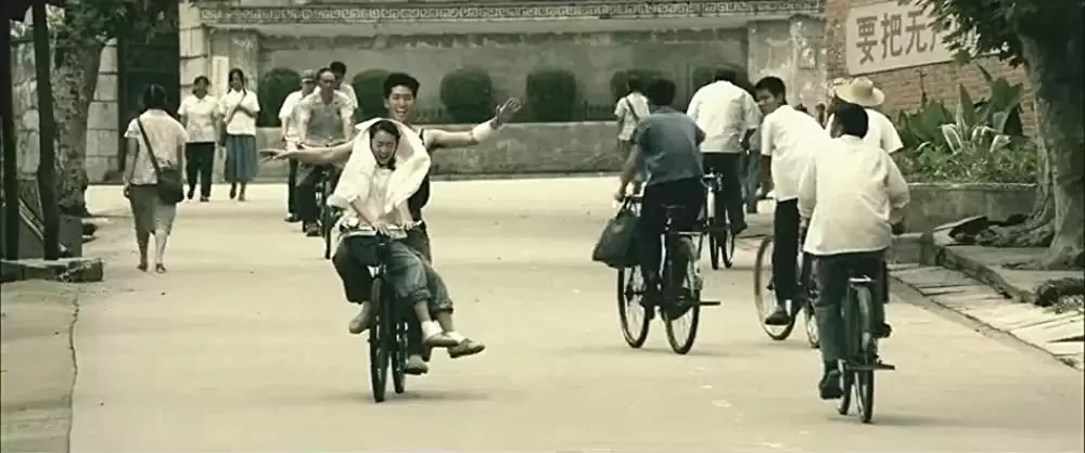 サンザシの樹の下での画像