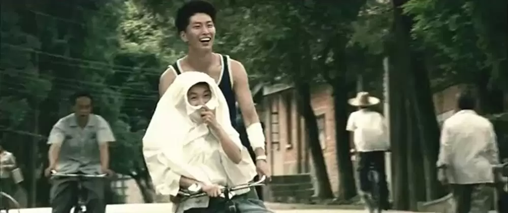 サンザシの樹の下での画像