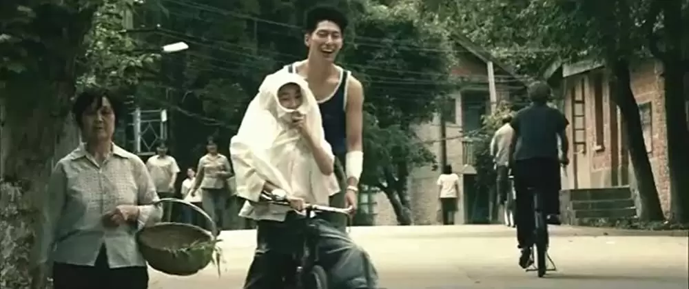 サンザシの樹の下での画像