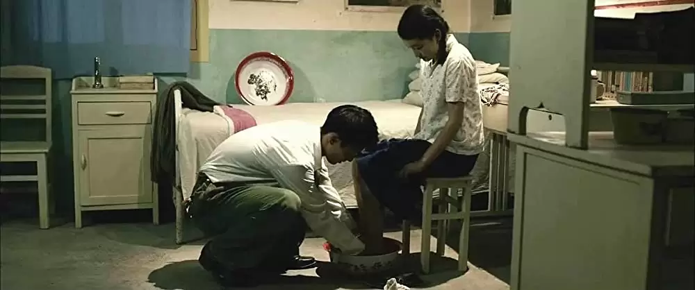 サンザシの樹の下での画像