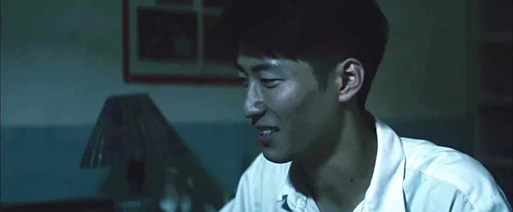 サンザシの樹の下での画像