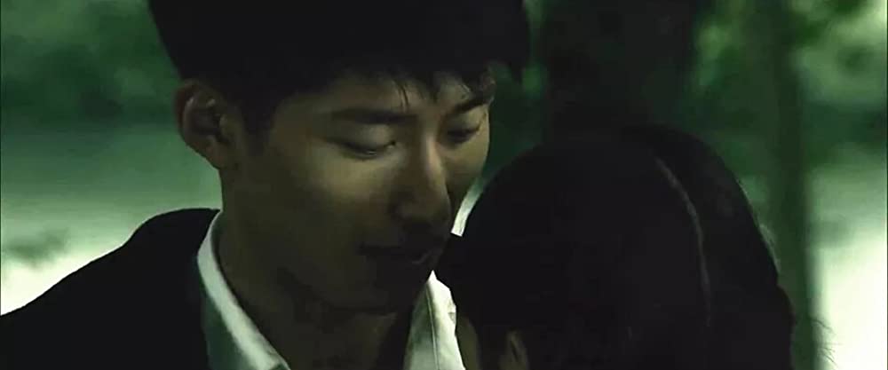 サンザシの樹の下での画像