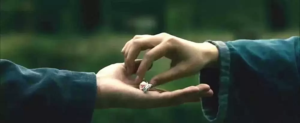 サンザシの樹の下での画像