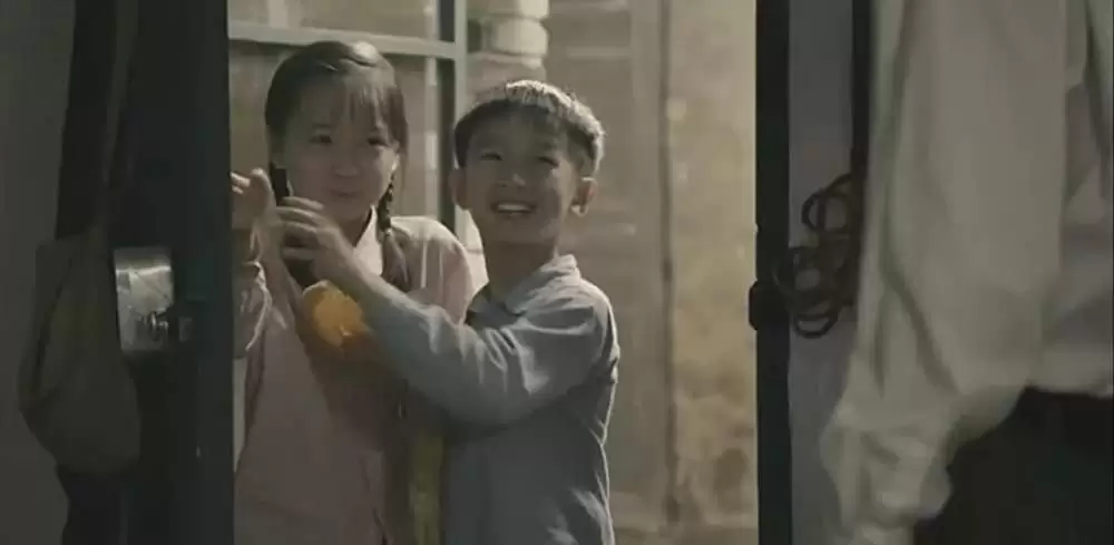 サンザシの樹の下での画像