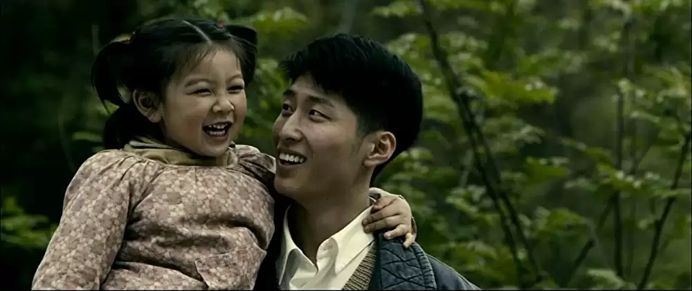 サンザシの樹の下での画像