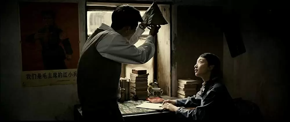 サンザシの樹の下での画像