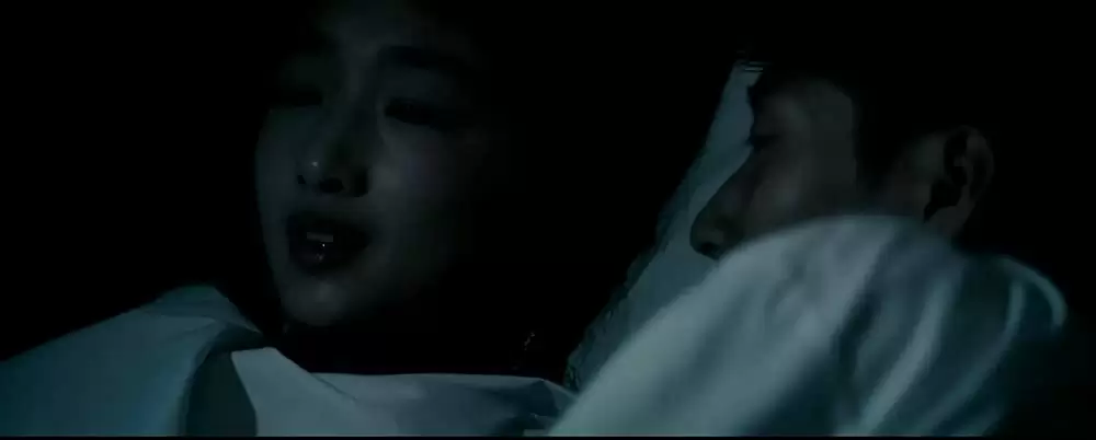 サンザシの樹の下での画像