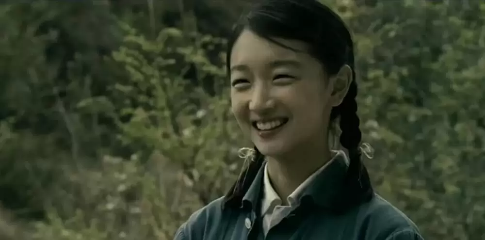 サンザシの樹の下での画像