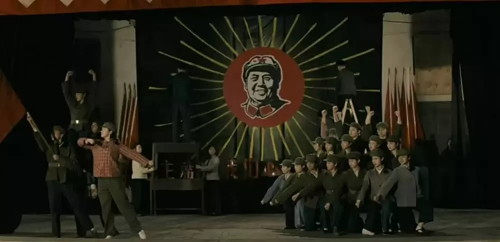 サンザシの樹の下での画像