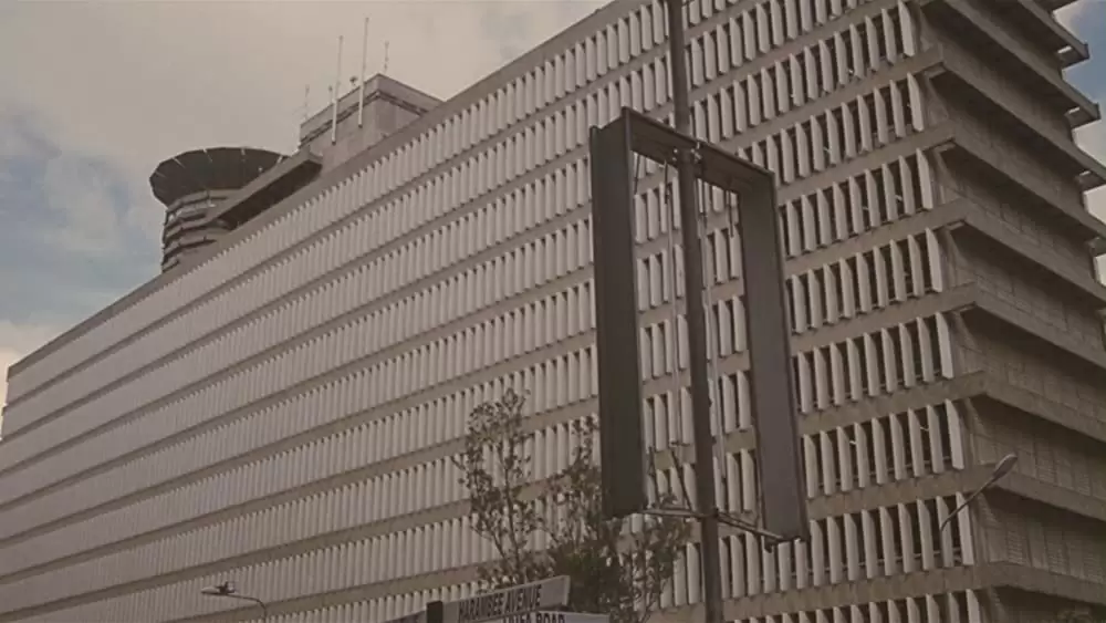 おじいさんと草原の小学校の画像