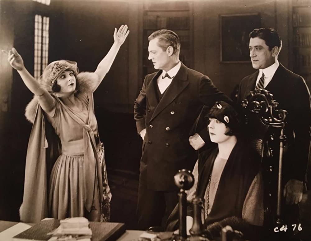 霧の中の顔の画像