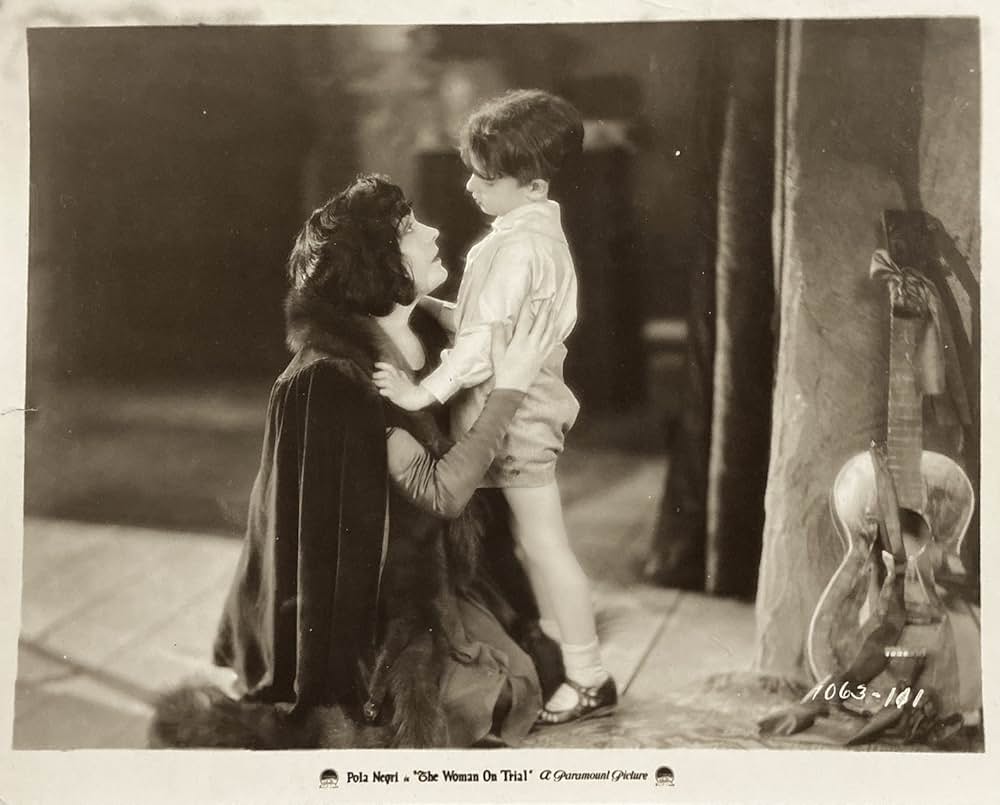 罪に立つ女の画像