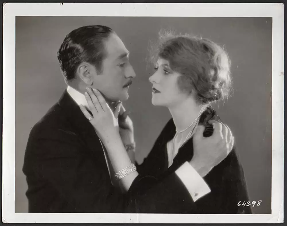 婦人に御給仕（1927）の写真