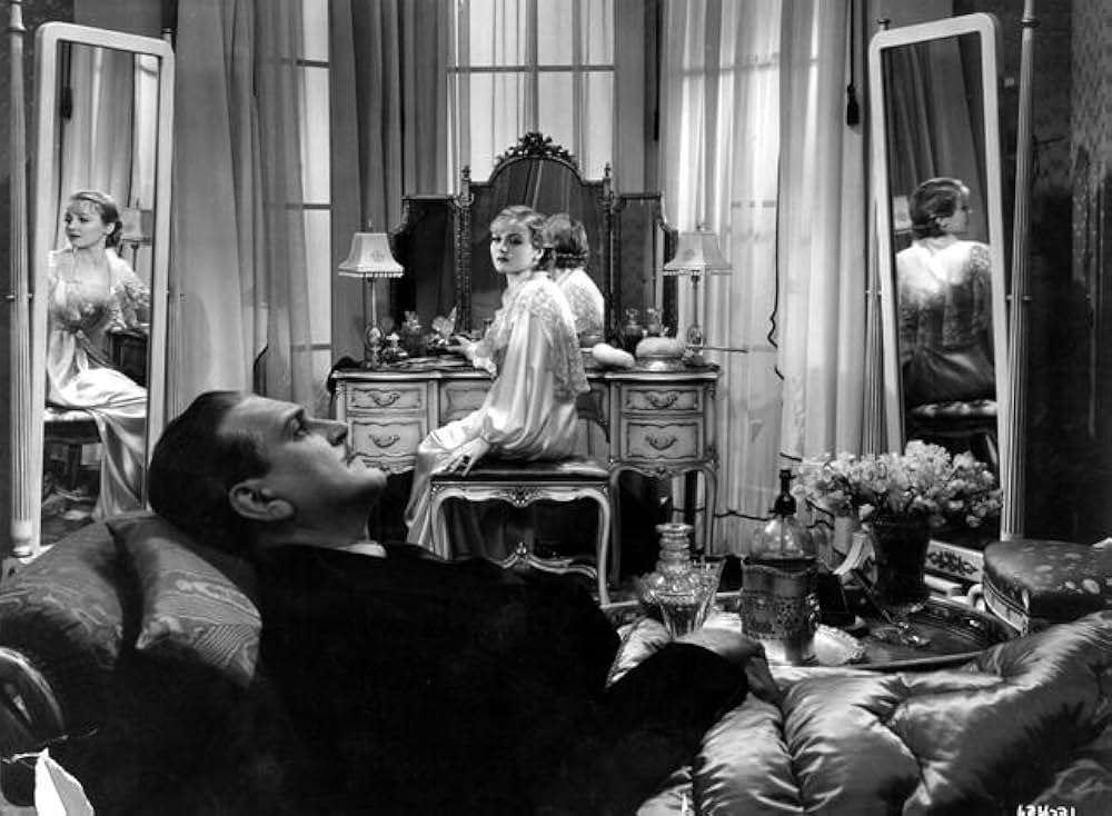 鏡の前の接吻の画像