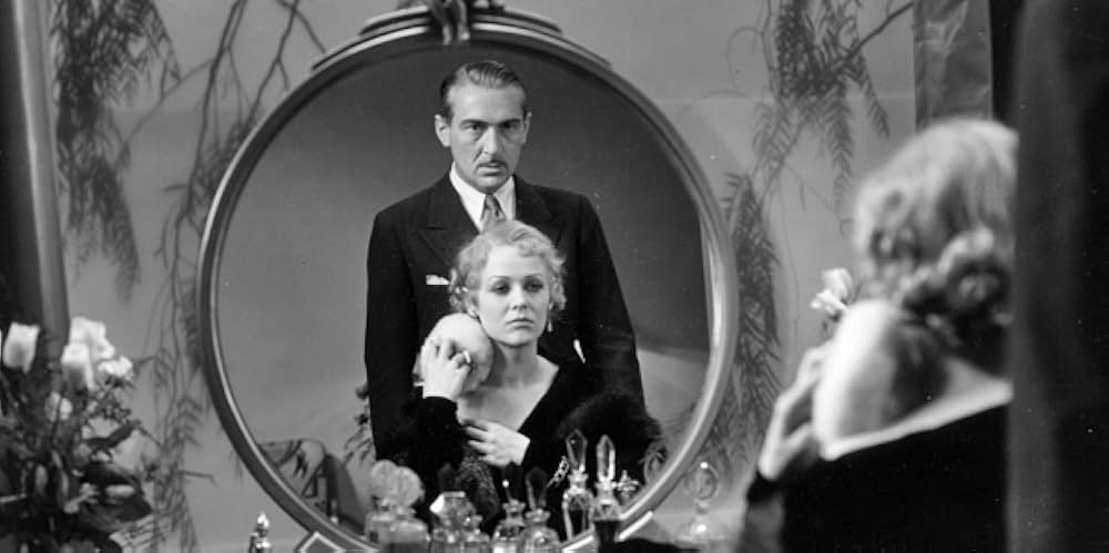 鏡の前の接吻の画像