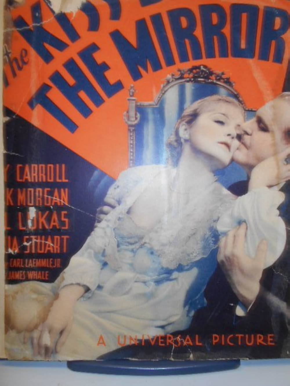 鏡の前の接吻の画像