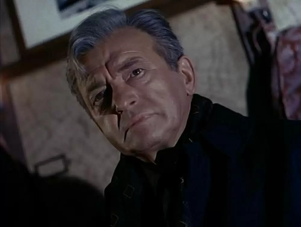 汽車を見送る男の画像