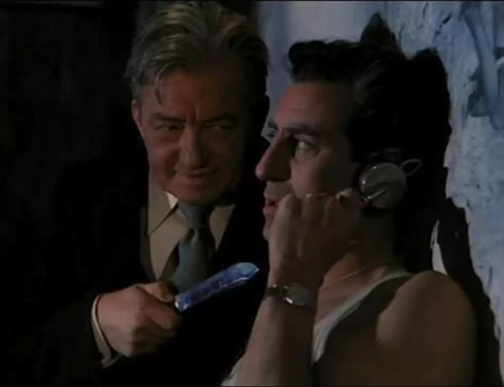 汽車を見送る男の画像