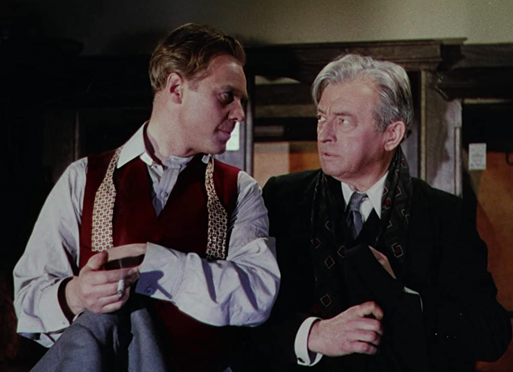 汽車を見送る男の画像