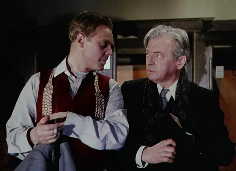 汽車を見送る男の画像