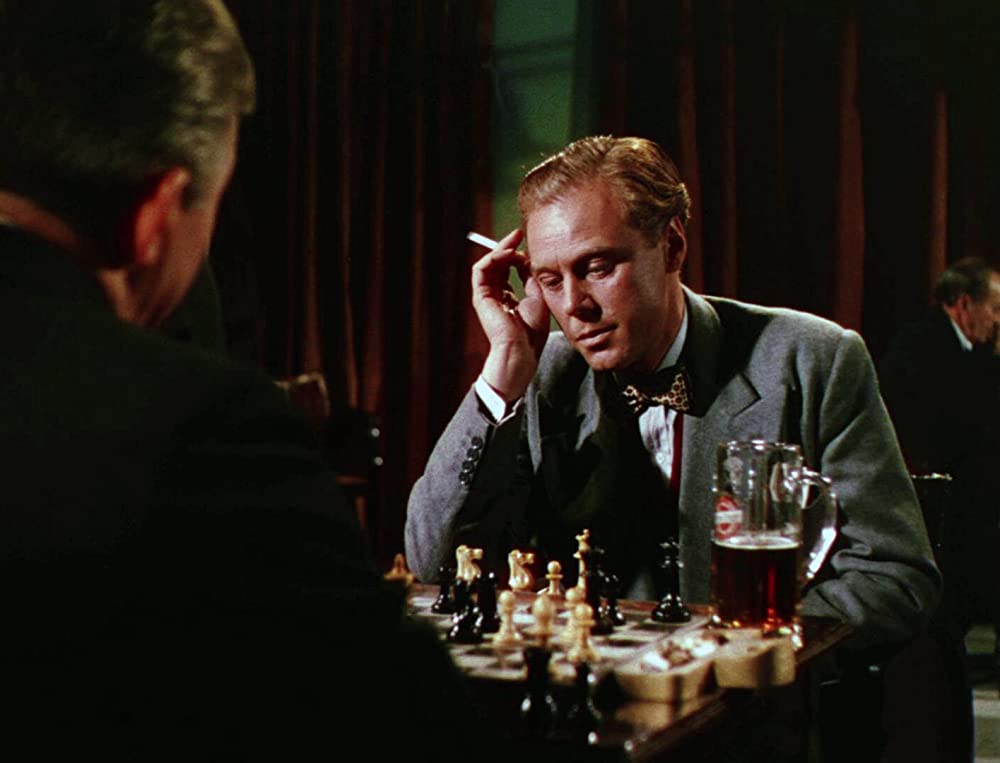 汽車を見送る男の画像