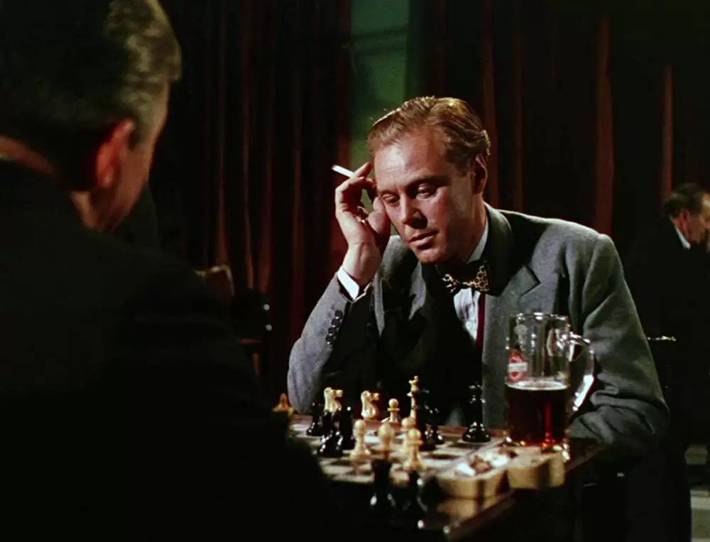 汽車を見送る男の画像