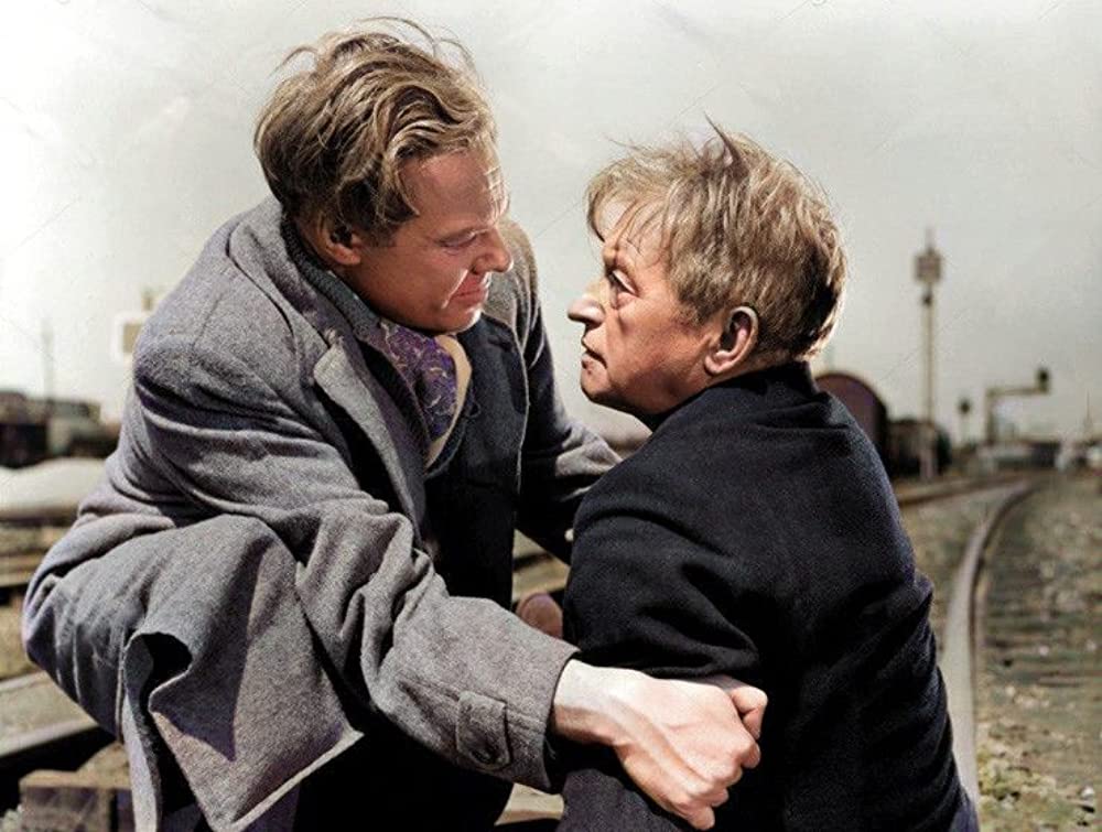 汽車を見送る男の画像