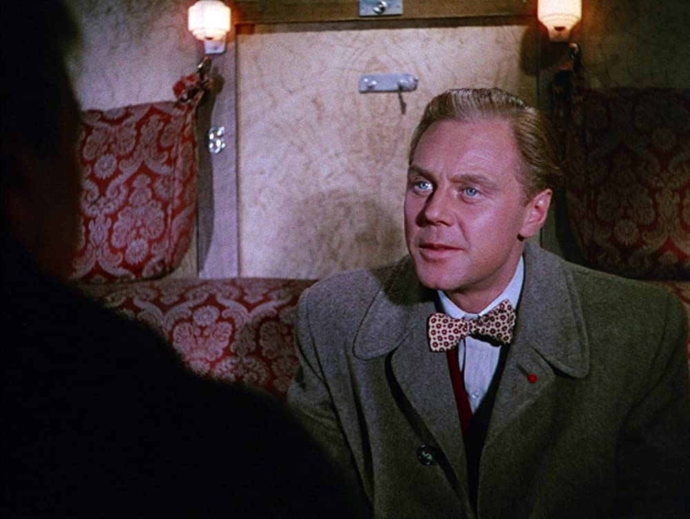 汽車を見送る男の画像