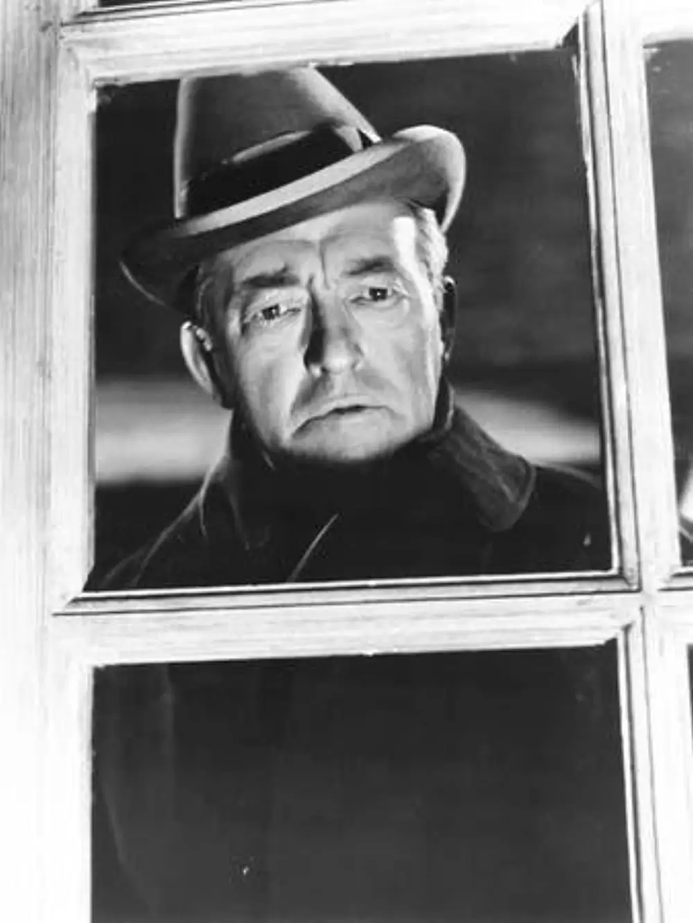 汽車を見送る男の画像