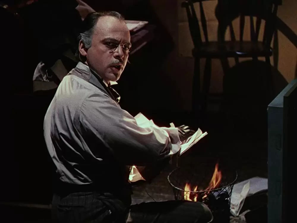 汽車を見送る男の画像