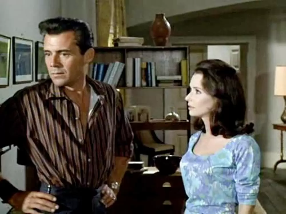 「キプロス脱出作戦」スーザン・ストラスバーグ & ダーク・ボガードの画像