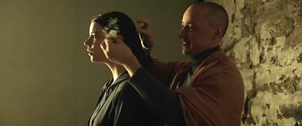 「スプリット」ジェームズ・マカボイ & アニヤ・テイラー＝ジョイの画像