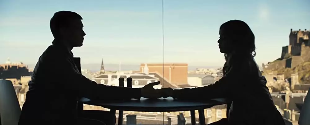 「サンシャイン 歌声が響く街」ジョージ・マッケイ & アントニア・トーマスの画像