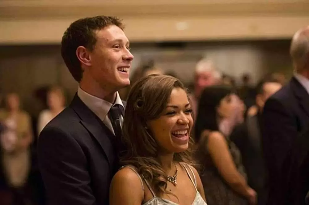 「サンシャイン 歌声が響く街」ジョージ・マッケイ & アントニア・トーマスの画像