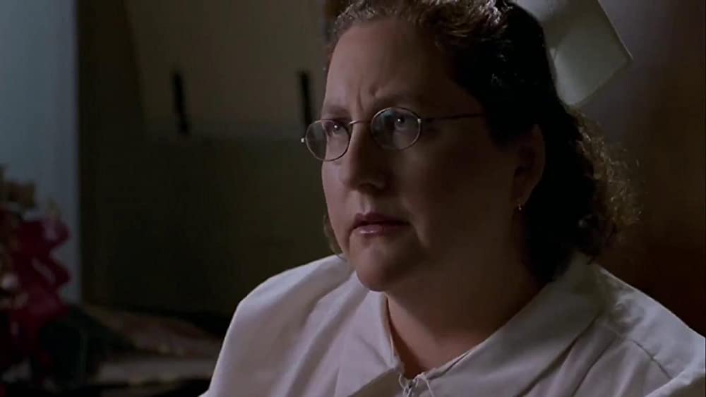 裸の銃を持つ男の画像