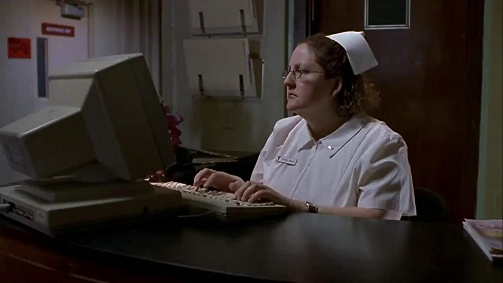 裸の銃を持つ男の画像