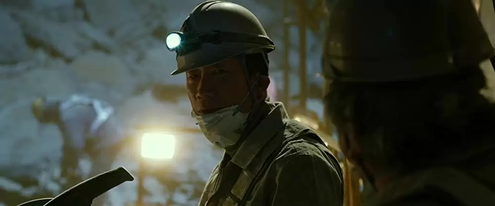 トンネル 闇に鎖（とざ）された男の画像