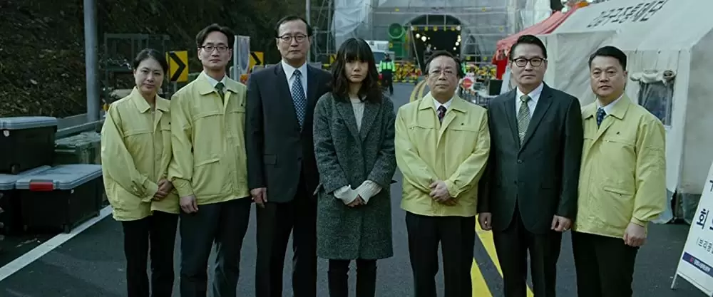 「トンネル 闇に鎖（とざ）された男」ペ・ドゥナの画像