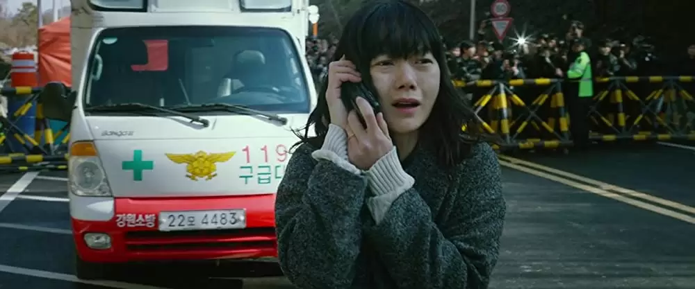 「トンネル 闇に鎖（とざ）された男」ペ・ドゥナの画像