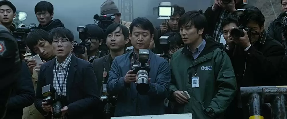 トンネル 闇に鎖（とざ）された男の画像