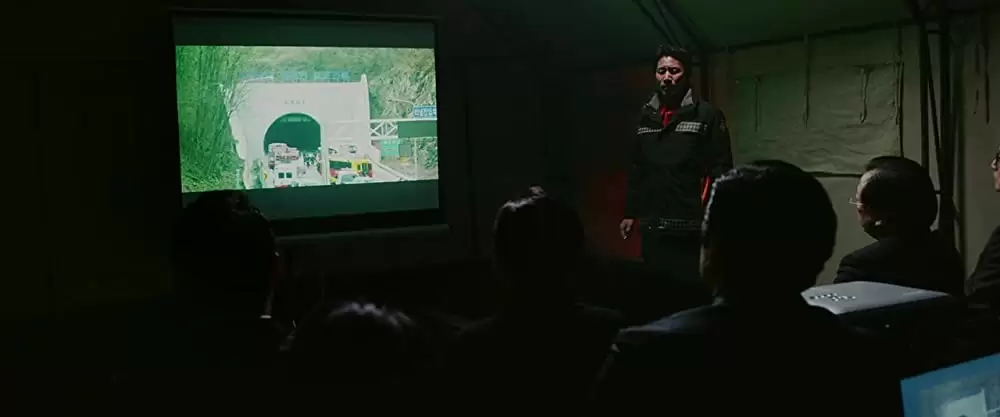 トンネル 闇に鎖（とざ）された男の画像