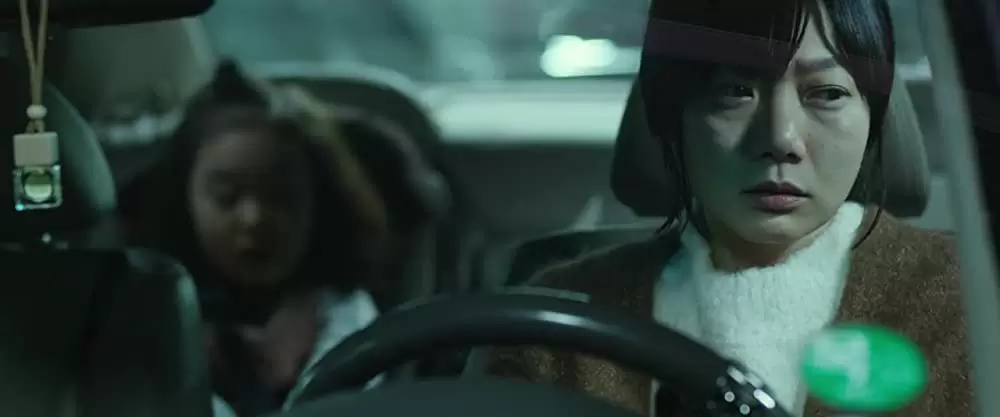 「トンネル 闇に鎖（とざ）された男」ペ・ドゥナの画像