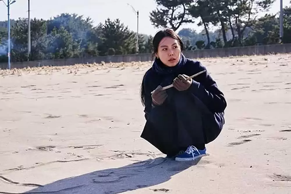 夜の浜辺でひとりの画像