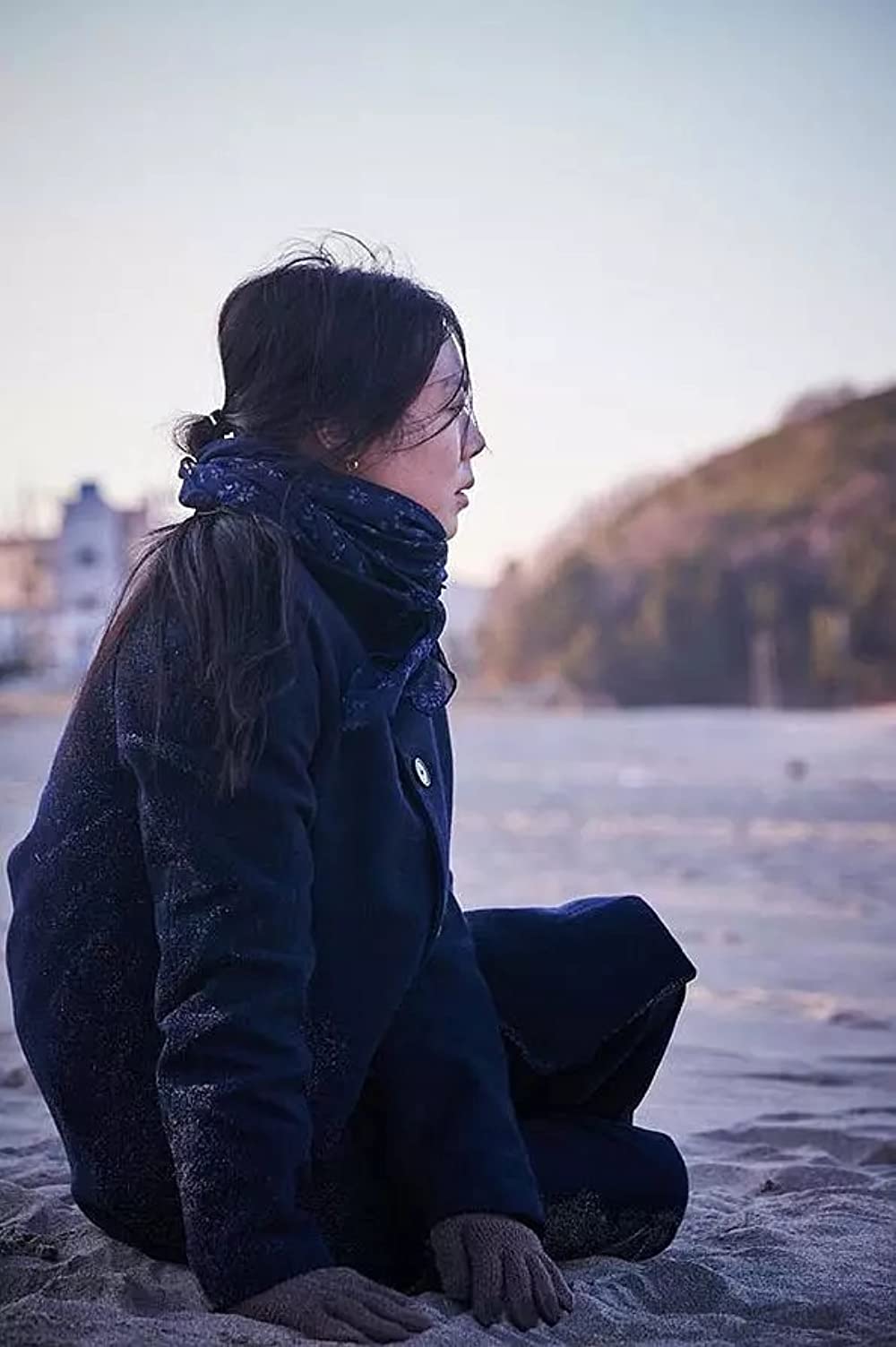 夜の浜辺でひとりの画像