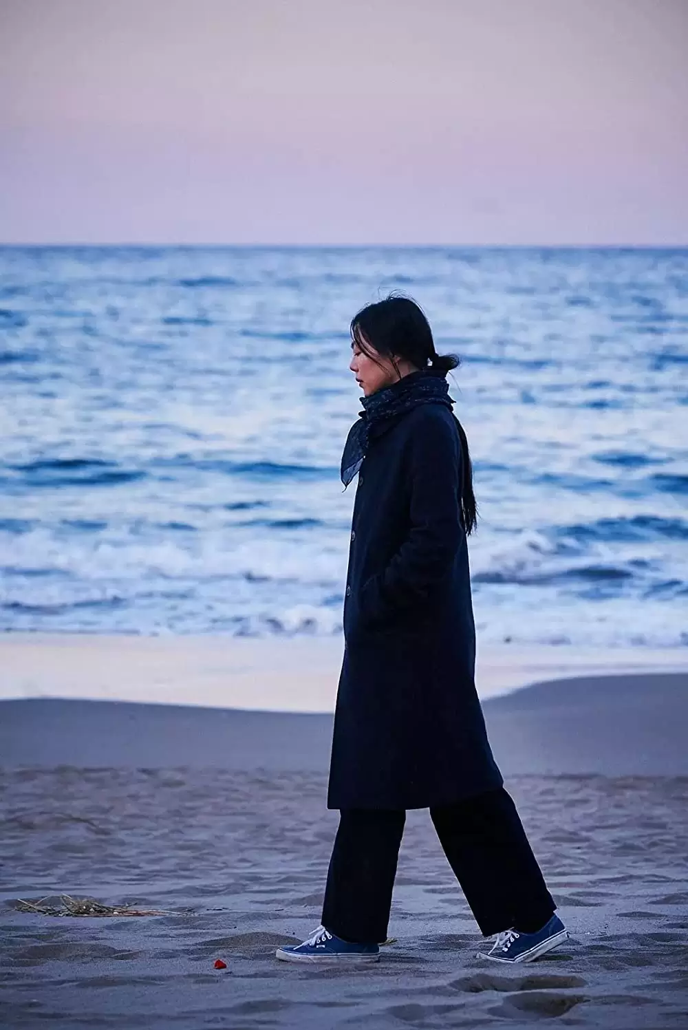 夜の浜辺でひとりの画像