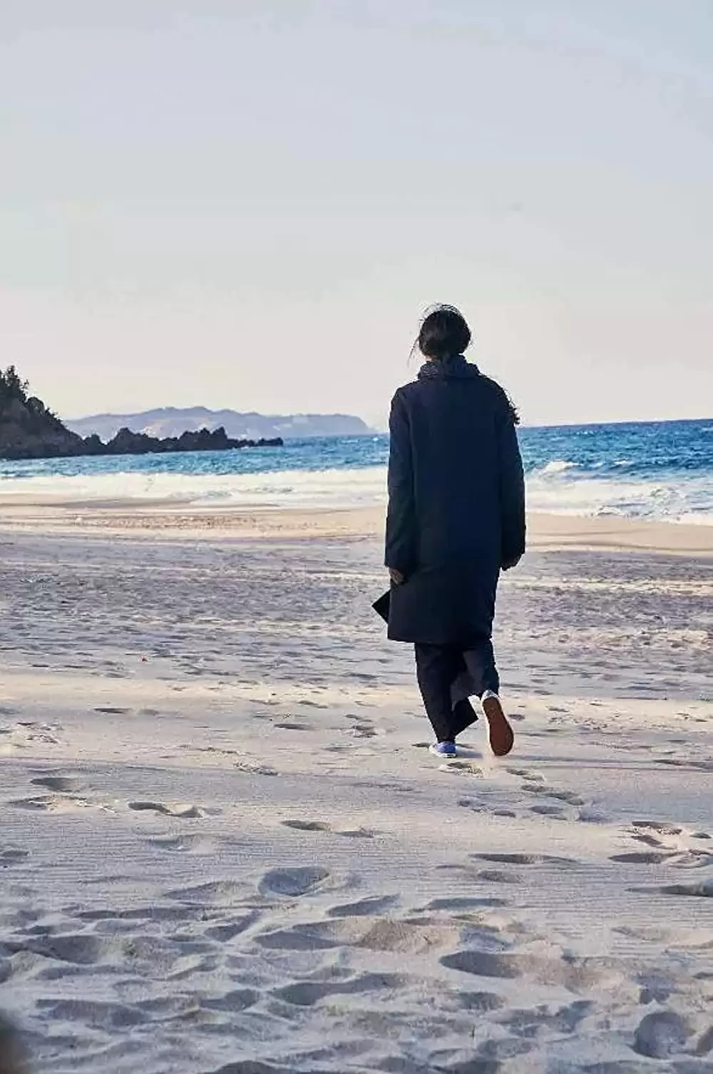 夜の浜辺でひとりの画像