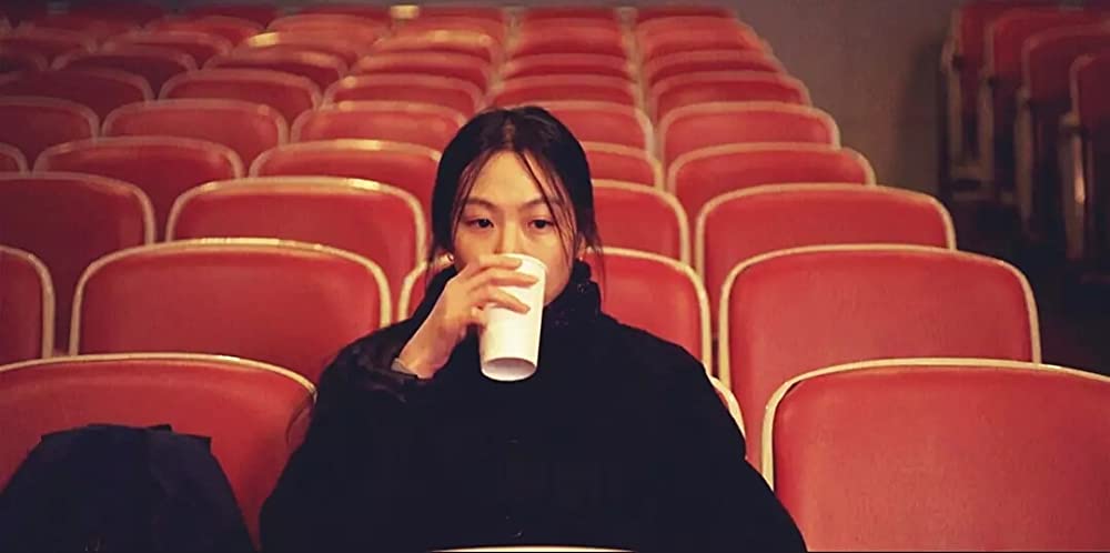 夜の浜辺でひとりの画像