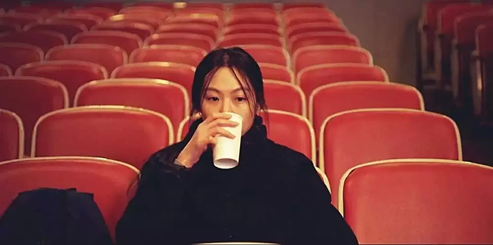 夜の浜辺でひとりの画像