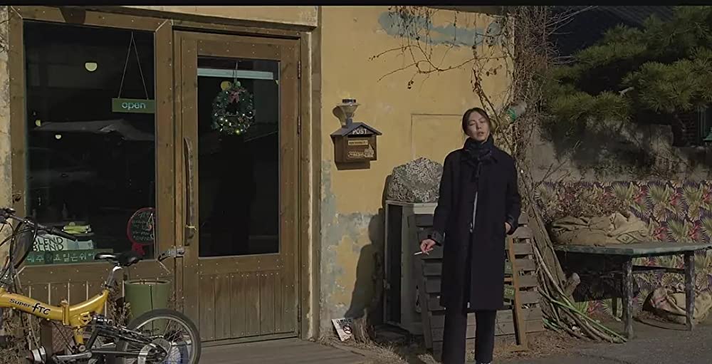 夜の浜辺でひとりの画像