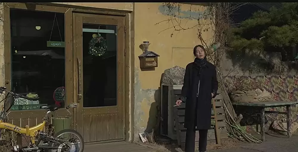 夜の浜辺でひとりの画像